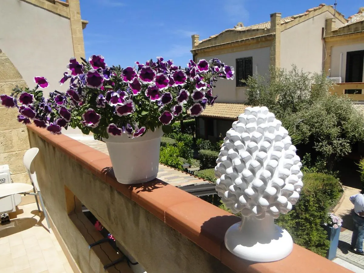 Le Vele Bed & Breakfast Campofelice Di Roccella 2*,  Italy