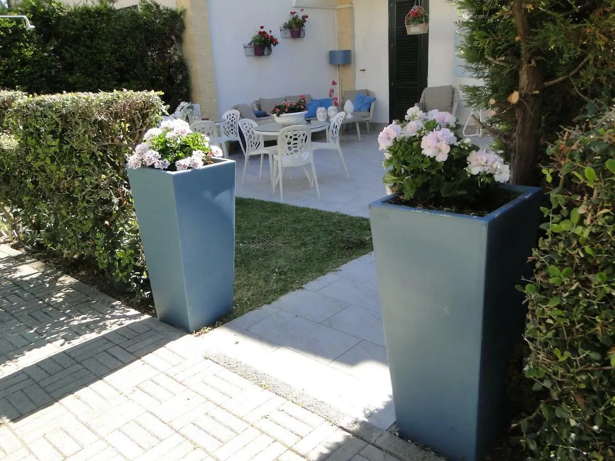 Le Vele Bed & Breakfast Campofelice Di Roccella 2*,  Italy